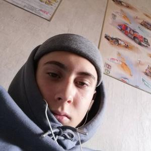 Парни в Новокузнецке: Кирилл, 19 - ищет девушку из Новокузнецка