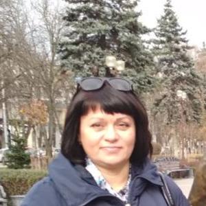 Девушки в Владивостоке: Елена, 54 - ищет парня из Владивостока