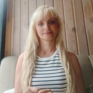 Девушки в Владивостоке: Лора, 55 - ищет парня из Владивостока