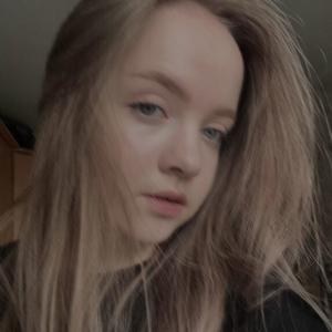 Девушки в Челябинске: Алиса, 18 - ищет парня из Челябинска