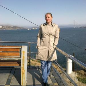 Девушки в Владивостоке: Svetik, 41 - ищет парня из Владивостока