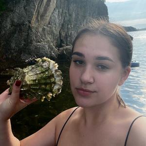 Девушки в Владивостоке: Арина, 19 - ищет парня из Владивостока