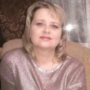 Девушки в Саяногорске: Елена, 49 - ищет парня из Саяногорска