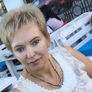 Девушки в Саратове: Алина, 46 - ищет парня из Саратова