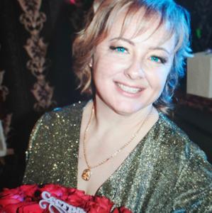 Девушки в Томске: Алёна, 40 - ищет парня из Томска