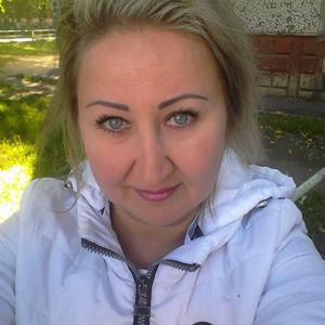 Девушки в Омске: Елена Алиева, 51 - ищет парня из Омска