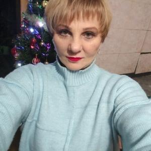 Девушки в Владивостоке: Елена, 46 - ищет парня из Владивостока