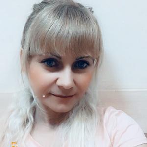 Девушки в Вольске: Елена, 43 - ищет парня из Вольска
