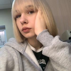 Девушки в Челябинске: Даша, 18 - ищет парня из Челябинска