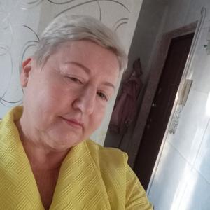 Девушки в Череповце: Елена, 64 - ищет парня из Череповца