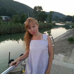 Девушки в Ессентуках: Елена, 43 - ищет парня из Ессентуков