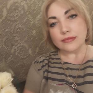 Девушки в Омске: Лена, 43 - ищет парня из Омска