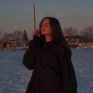 Девушки в Екатеринбурге: Алина, 22 - ищет парня из Екатеринбурга