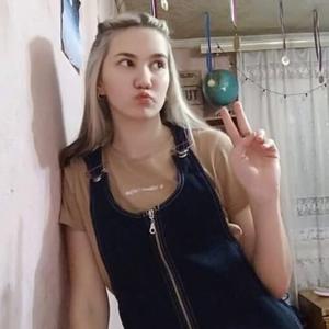 Девушки в Кемерово: Света, 22 - ищет парня из Кемерово