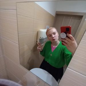 Девушки в Новосибирске: Аня, 19 - ищет парня из Новосибирска