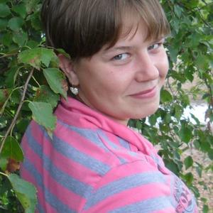 Девушки в Великий Новгороде: Ирина Алексеева, 28 - ищет парня из Великий Новгорода