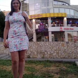 Девушки в Саратове: Yulia, 48 - ищет парня из Саратова