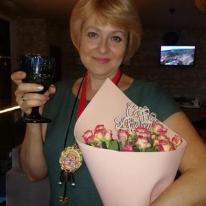 Девушки в Омске: Елена Русинова, 58 - ищет парня из Омска