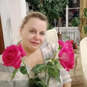 Девушки в Томске: Elena, 63 - ищет парня из Томска
