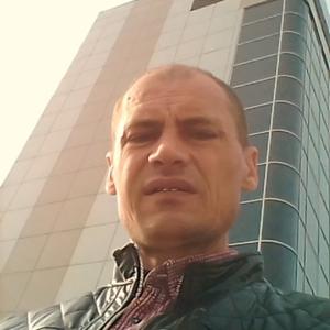 Олег, 46 лет, Волхов