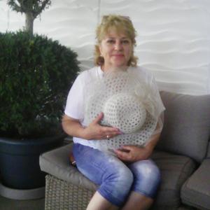 Девушки в Комсомольске-На-Амуре: Марина, 58 - ищет парня из Комсомольска-На-Амуре