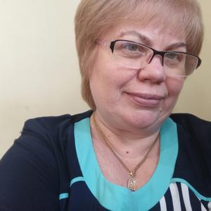 Девушки в Саратове: Елена, 59 - ищет парня из Саратова