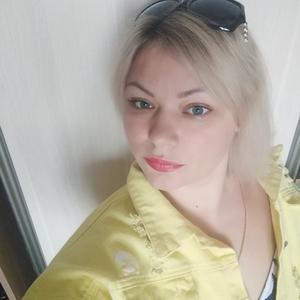 Девушки в Томске: Лара, 43 - ищет парня из Томска