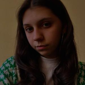 Девушки в Калининграде: Алина, 19 - ищет парня из Калининграда