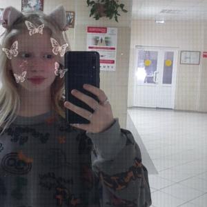 Девушки в Томске: Алина, 19 - ищет парня из Томска