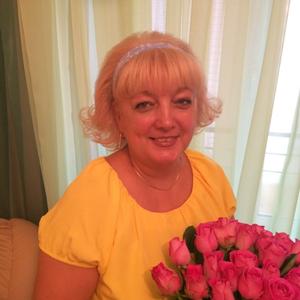 Девушки в Кемерово: Елена, 63 - ищет парня из Кемерово