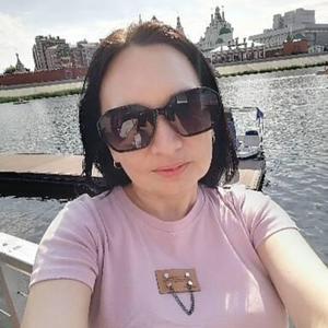 Девушки в Казани (Татарстан): Алина, 44 - ищет парня из Казани (Татарстан)