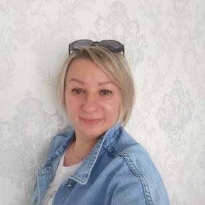 Девушки в Ноябрьске: Разина, 51 - ищет парня из Ноябрьска