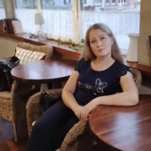 Девушки в Пскове: Ирен, 44 - ищет парня из Пскова
