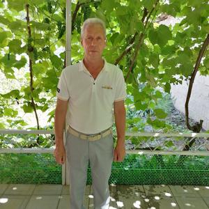 Виктор, 63 года, Армавир