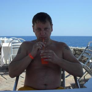 Виктор, 49 лет, Климовск