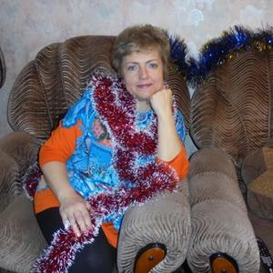 Девушки в Кузнецке: Елена, 56 - ищет парня из Кузнецка