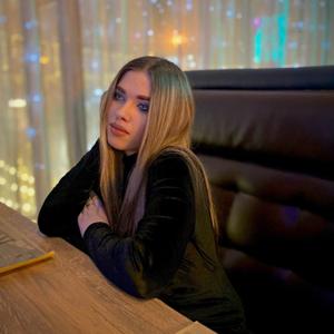 Девушки в Новосибирске: Яна, 19 - ищет парня из Новосибирска