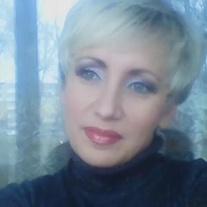 Девушки в Новомосковске: Ирина, 45 - ищет парня из Новомосковска