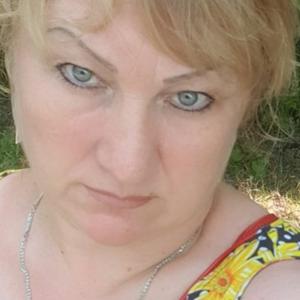 Девушки в Магадане: Людмила, 56 - ищет парня из Магадана