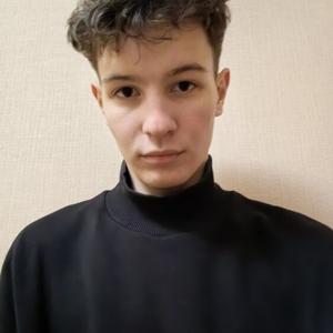 Парни в Томске: Артём, 18 - ищет девушку из Томска