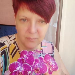 Девушки в Ханты-Мансийске: Елена, 53 - ищет парня из Ханты-Мансийска