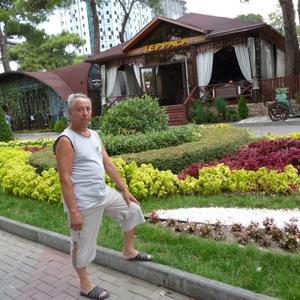 Парни в Геленджике: Александр Воробьев, 73 - ищет девушку из Геленджика